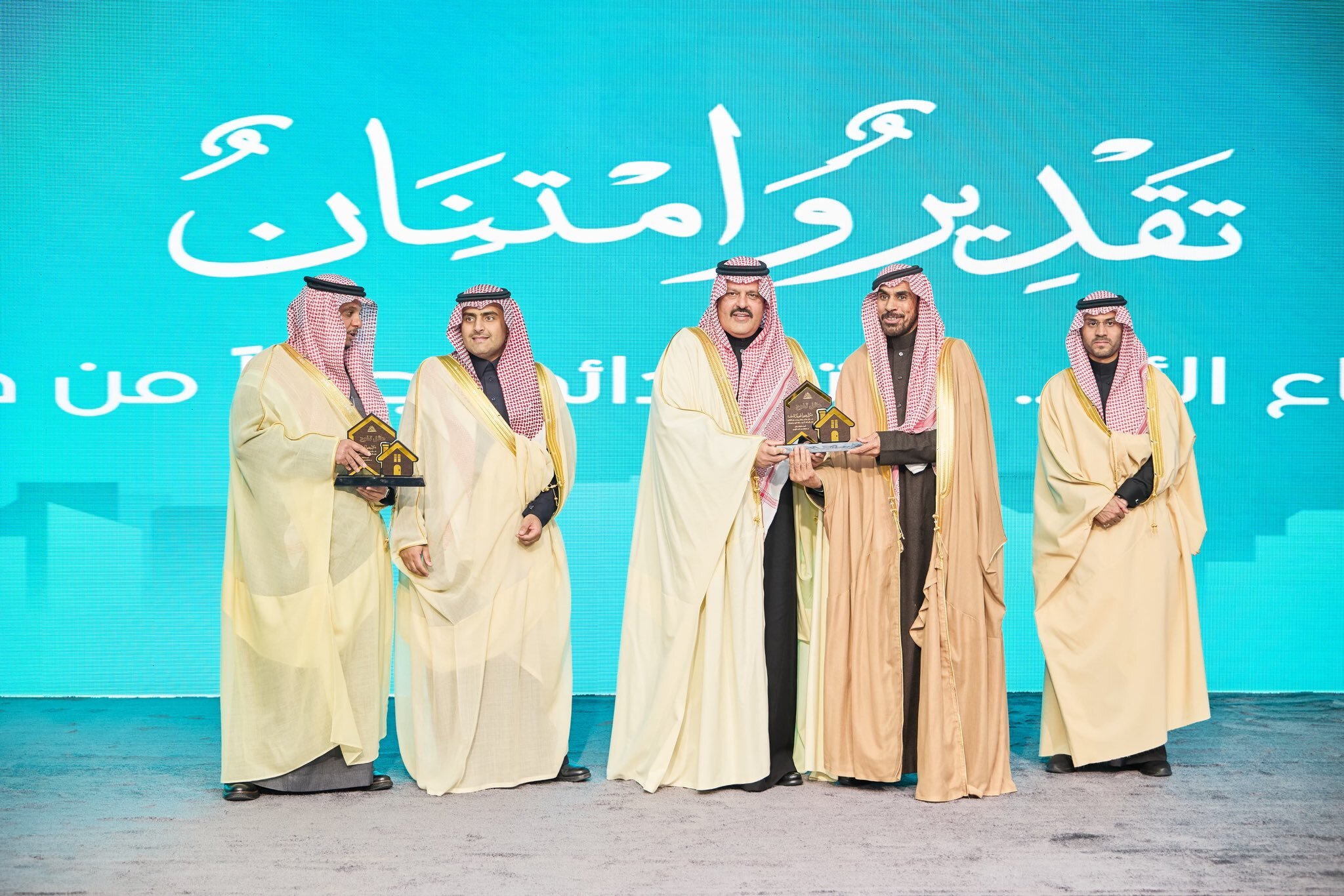            سمو #أمير_منطقة_حائل صاحب السمو الملكي الامير عبدالعزيز بن سعد ال سعود  يكرم #جمعية_داعم